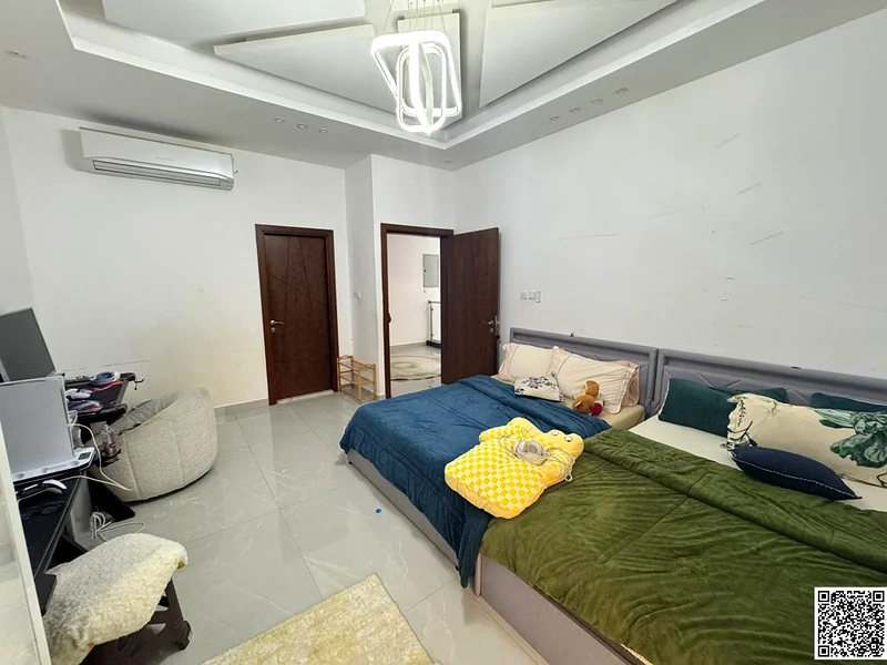For sale in Al Yasmeen, a 5-room villa, a prime location. The price includes water, electricity and air conditioning.63251874772865113