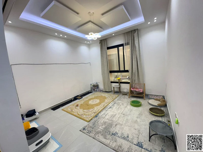 For sale in Al Yasmeen, a 5-room villa, a prime location. The price includes water, electricity and air conditioning.63251874772865112