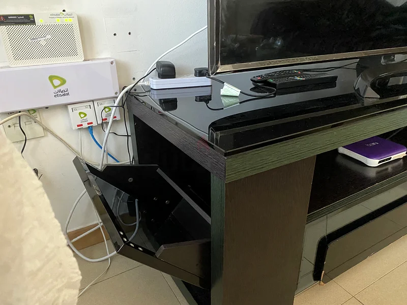 طاولة مرتفعة للتلفزيون63217330121858114