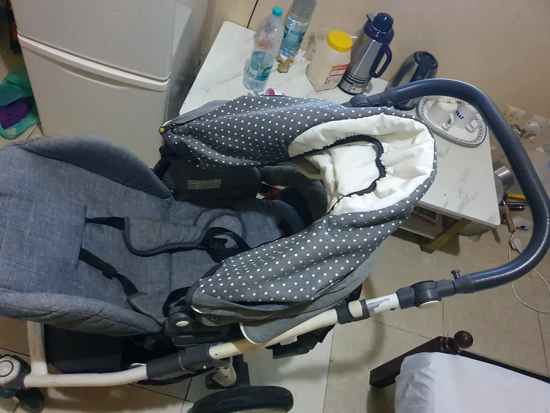 عربة أطفال رمادية أنيقة للبيع!63173862996098113