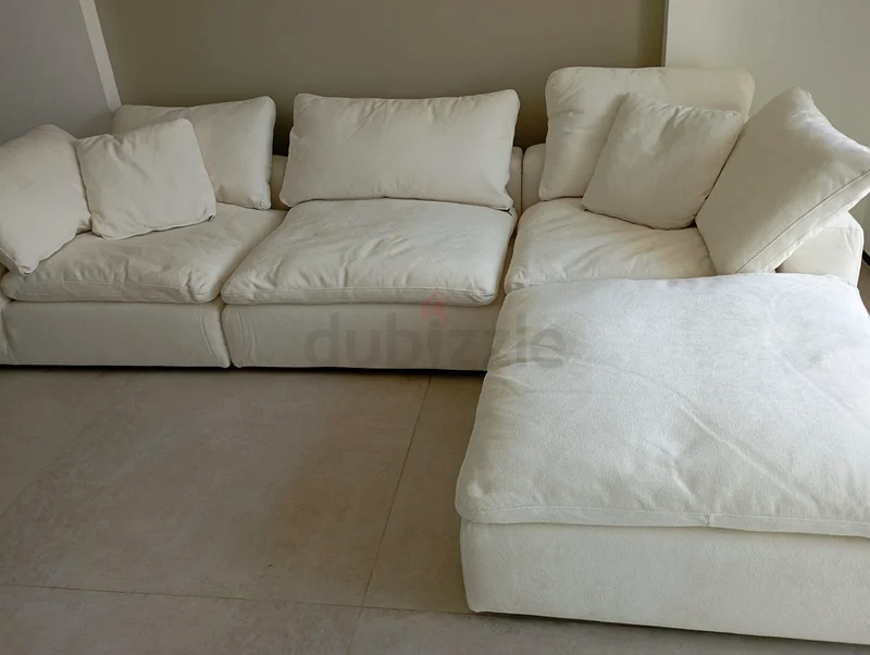أريكة موديلية لمنزل المارينا بحالة ممتازة مع مسند للقدمين63179393643649112