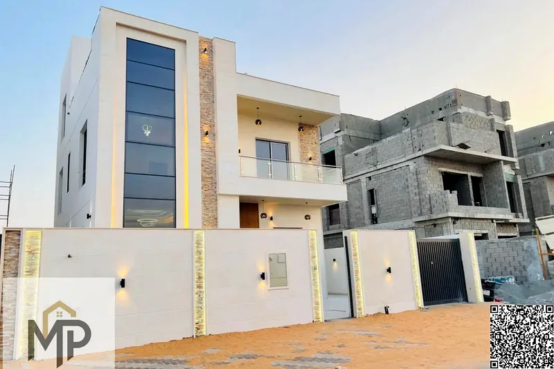 فيلا حديثة للبيع بالقرب من المسجد والخدمات، مكونة من طابقين وسطح يحتوي على منطقة جلوس في الفناء، بدون دفعة أولى، ملكية تامة63170848251009112
