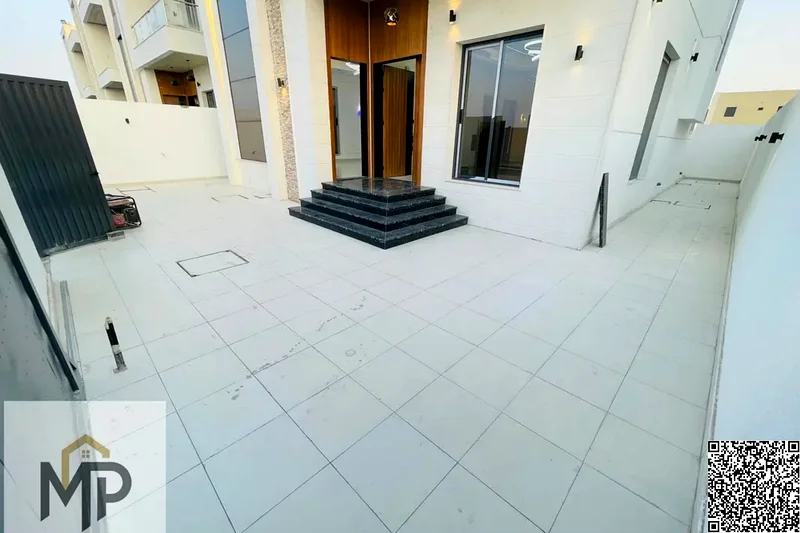 فيلا حديثة للبيع بالقرب من المسجد والخدمات، مكونة من طابقين وسطح يحتوي على منطقة جلوس في الفناء، بدون دفعة أولى، ملكية تامة63170848251009113