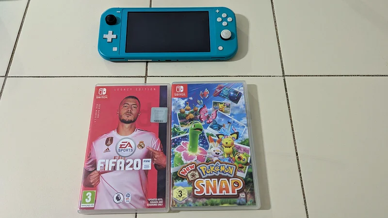 نينتندو سويتش لايت للبيع (مع لعبة بوكيمون سناب وفيفا 20).63175275744001114