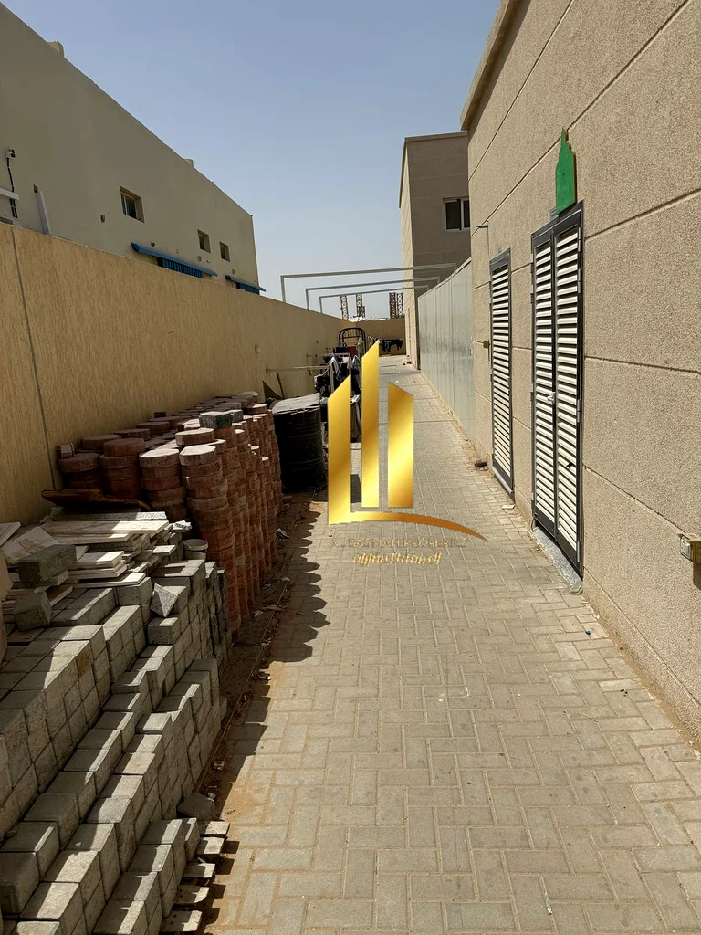 ممتلكات صناعية للبيع تتكون من سياج وغرف للعمال على أرض بمساحة 14,500 قدم مربع63196115636866112