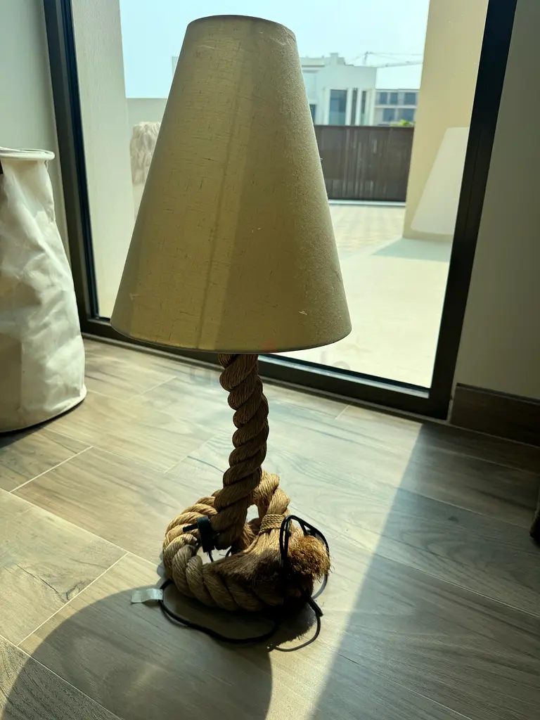 Lámpara de mesa con cuerda