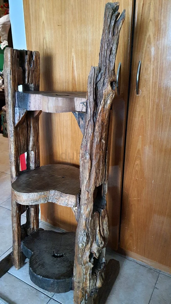 حامل عرض خشبي فريد مصنوع يدويًا وغير معدل مع حامل شمعة/مصباح زيت قابل للإزالة. عمل فني لا يُقدّر بثمن63222337347713111