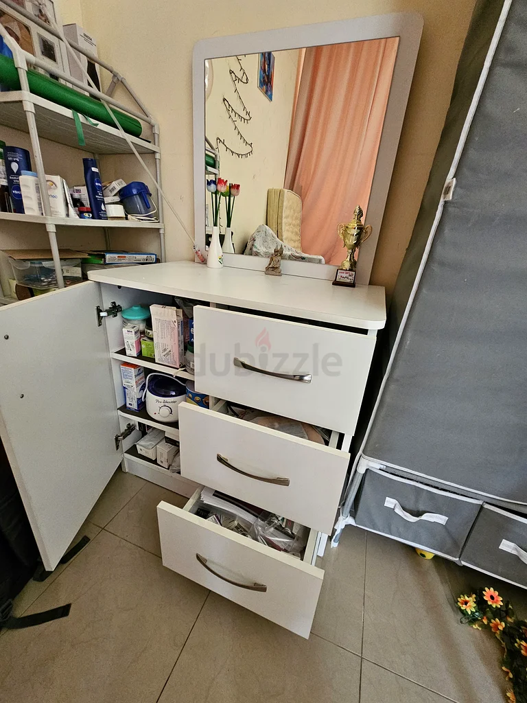 طاولة تزيين أنيقة باللون الأبيض مع مرآة للبيع63191112746241111