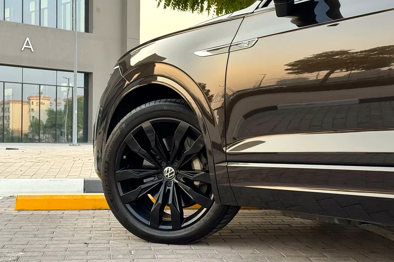 Volkswagen Touareg R-Line Black Edition 2023 GCC Specs (Full Volkswagen Service History  Warranty)63154621338883114