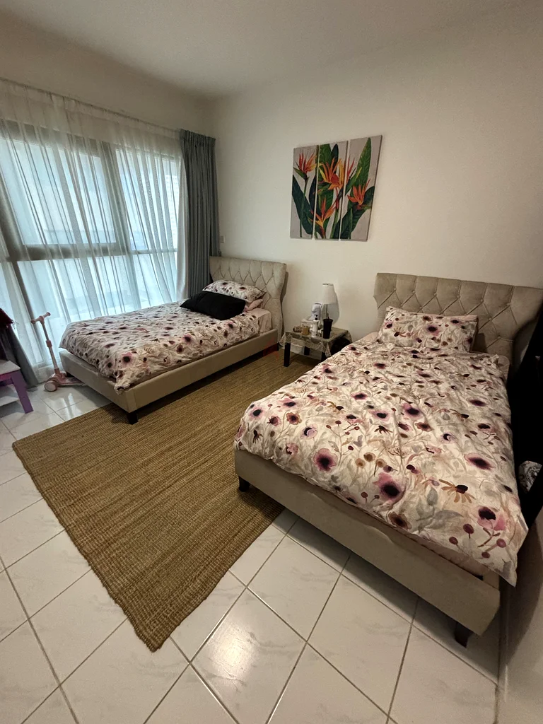 Elegant Twin Bed Set with Mattresses, Cupboard, Mirror and Carpet63191607758849111