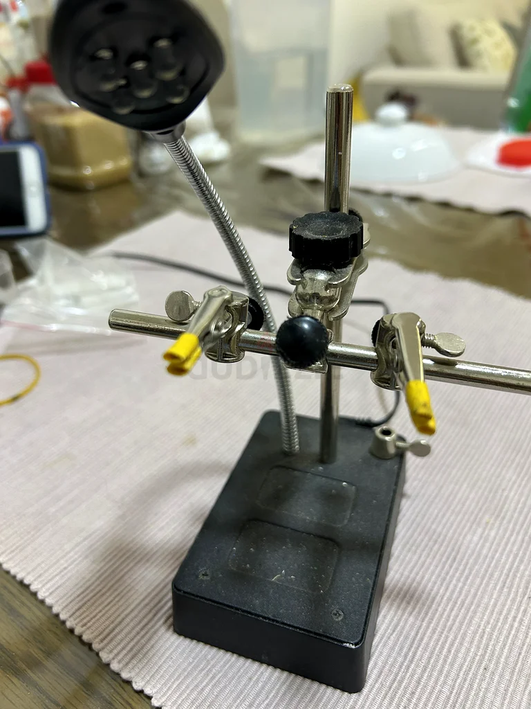 يد مساعدة للحام مع ضوء ليد63221345428098112