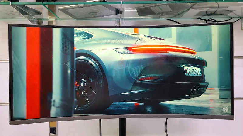شاشة سامسونج C34H890WJN واسعة 34 بوصة بدقة 4K | منحنية 21:9 بمعدل تحديث 100 هرتز مع تقنية FreeSync، وحماية العين من الوميض، ومنفذ Type-C632629323575061120