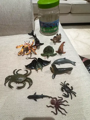 Kids sea life toy figures
