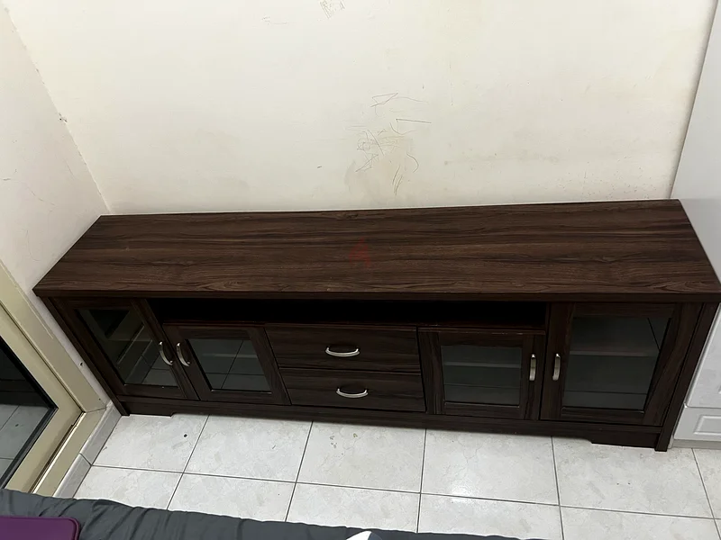 وحدة تلفاز خشبية أنيقة بأبواب زجاجية63217330211843114