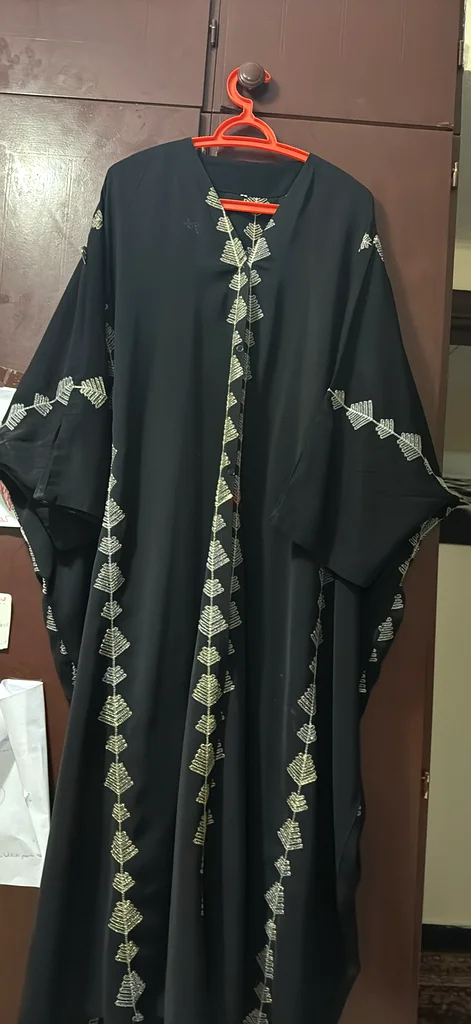 عباية سوداء أنيقة بتطريز زهري63236119587202114