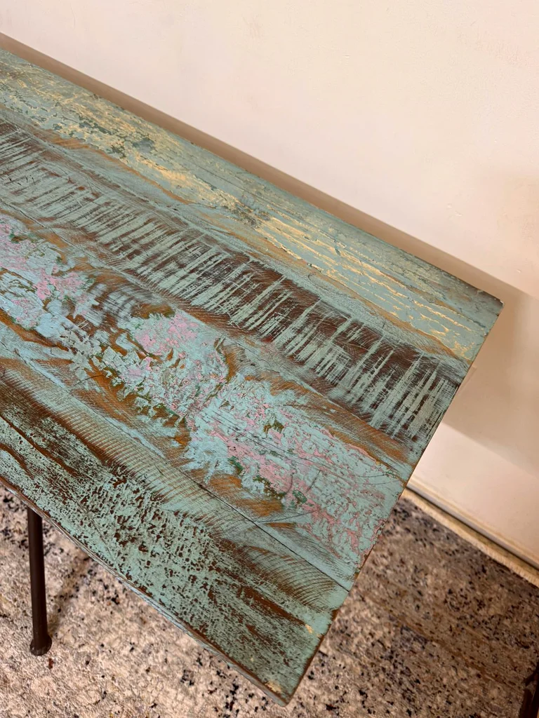 طاولة عربية معدنية مستوحاة من الطراز الفريد63179863478017111