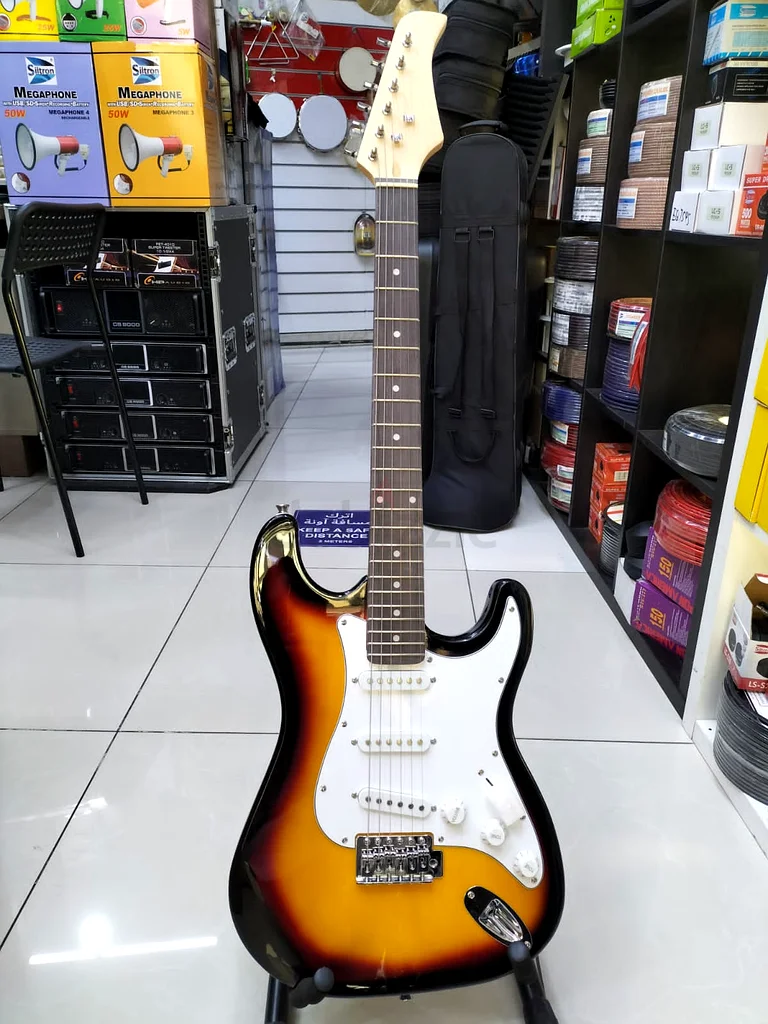 Vibrant Red Electric Guitar Ready to Rock!632278051930901111