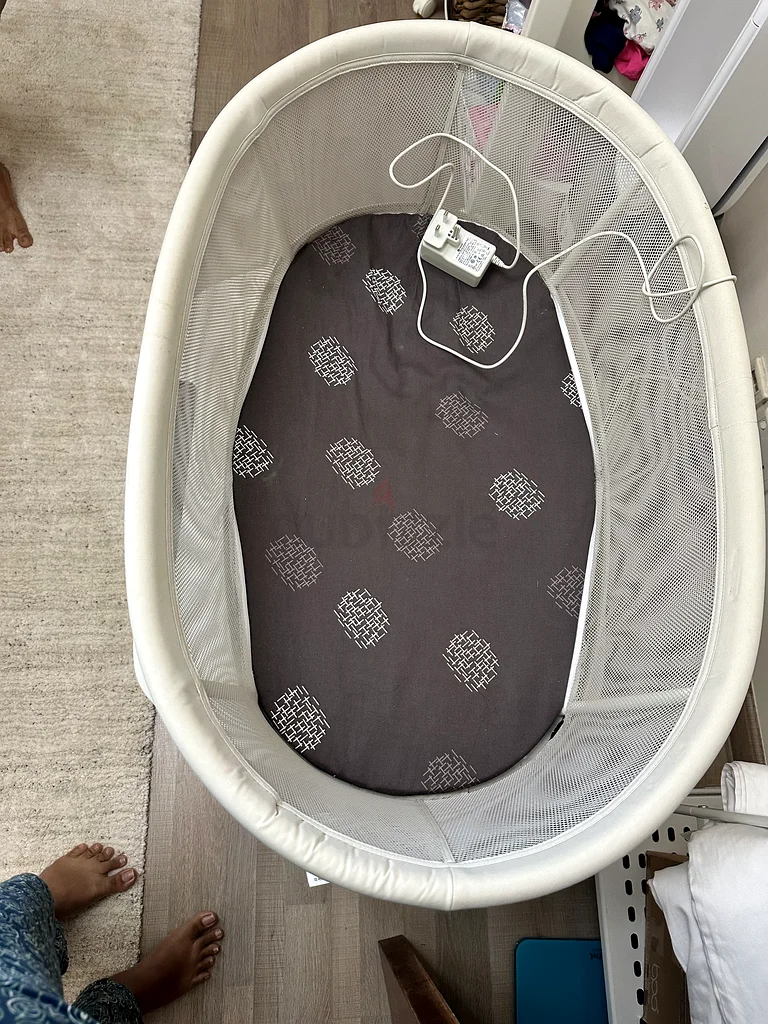 Modern Baby Bassinet - Safe and Stylish Sleeping Solution!63204267350914111