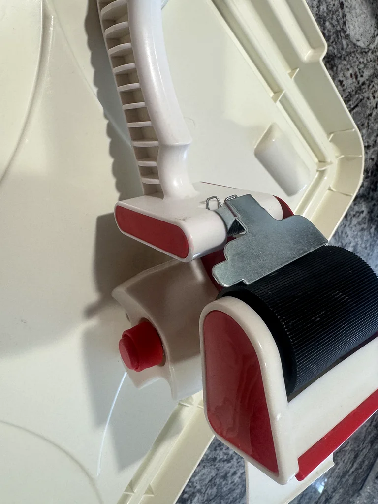 Tape dispenser63259706726786112