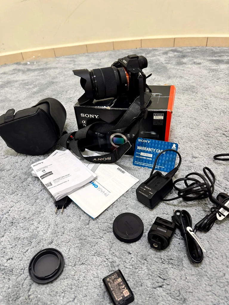 سوني A7ii مع عدسة 28-70 مم، مجموعة كاملة مع العلبة وبطاريتين أصليتين وشاحن واكسسوارات63172221419393112