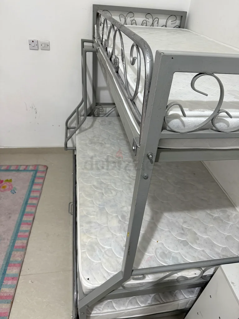 سرير معدني قوي مع مراتب طبية مريحة تحت الضمان63218314335489112