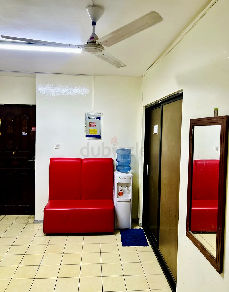 مساحة سرير تنفيذية متاحة للعزاب المسلمين من كيرالا أو كارناتاكا.63796580167937110