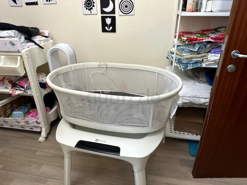 Modern Baby Bassinet - Safe and Stylish Sleeping Solution!63204267350914112