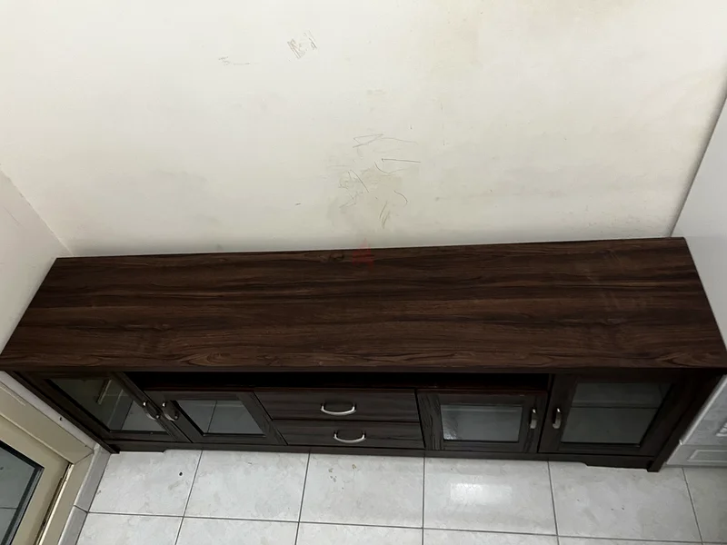 وحدة تلفاز خشبية أنيقة بأبواب زجاجية63217330211843111