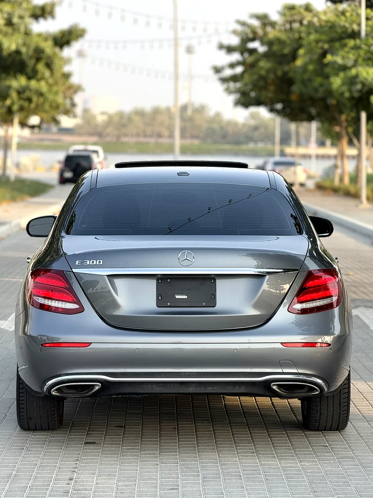 Mercedes E300 2017 model, fully loaded, sunroof, leather, No. 1, in agency condition, American impor63157444798977113