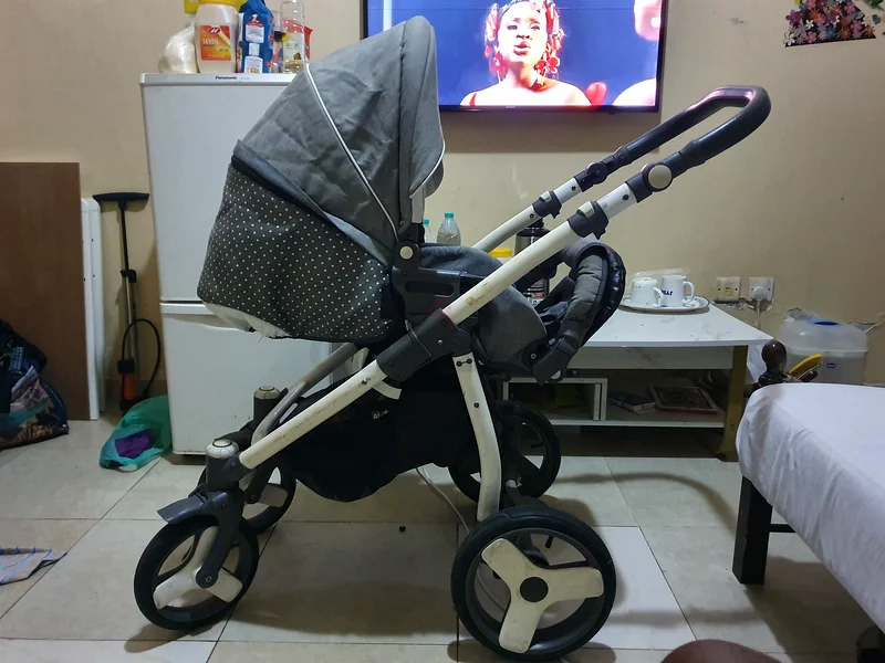 عربة أطفال رمادية أنيقة للبيع!63173862996098111