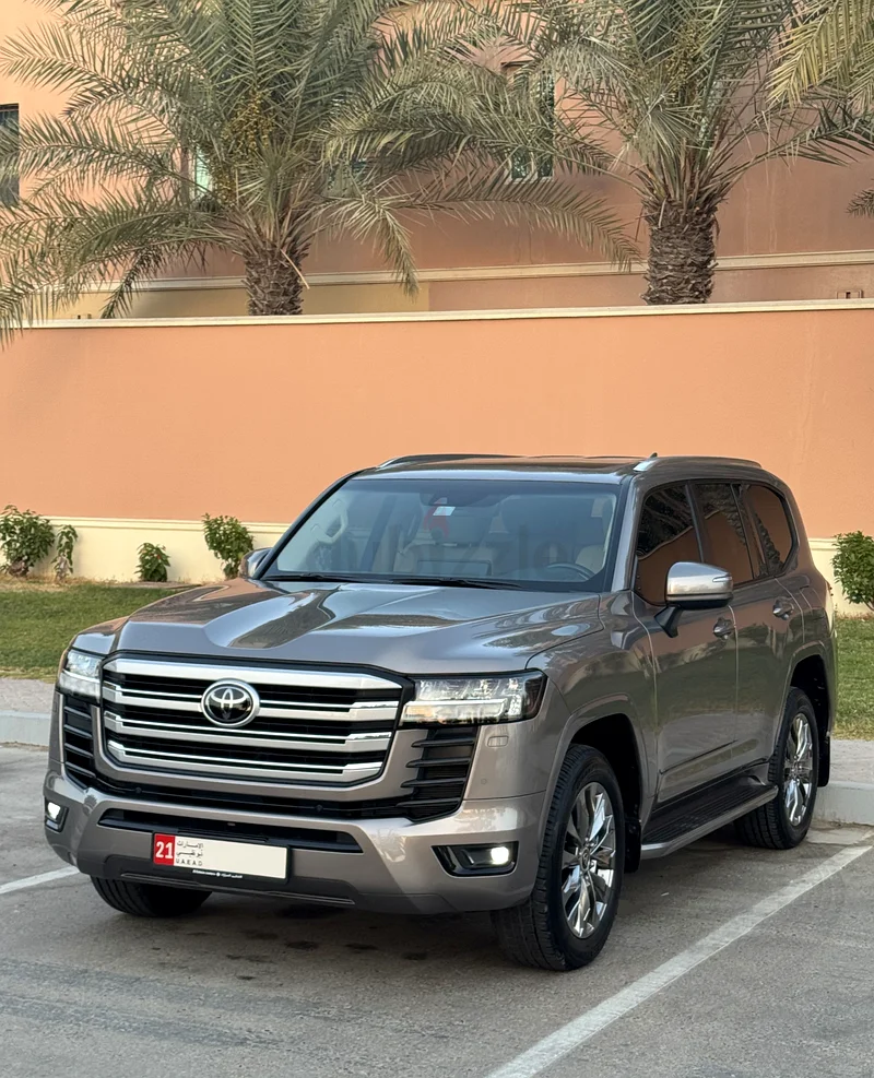Low Mileage Land Cruiser 2022 GXR 3.5 Twin Turbo Full Options with Al Futtaim Warranty63157886205571111