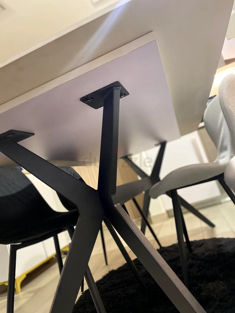 Dining table. 180*9063216833224961113