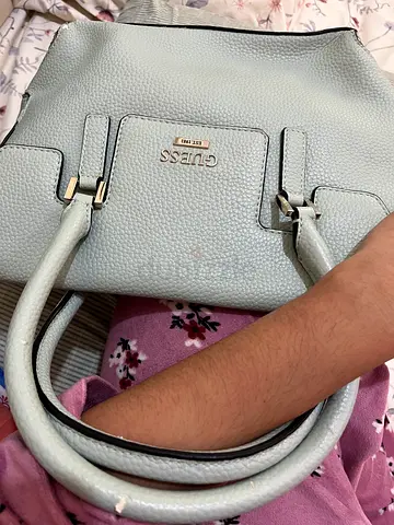 Stylish Guess Handbag - Perfect for Every Occasion