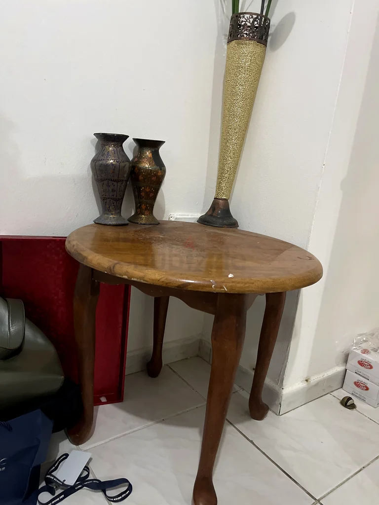 round table for sale (urgent)63216347978370111