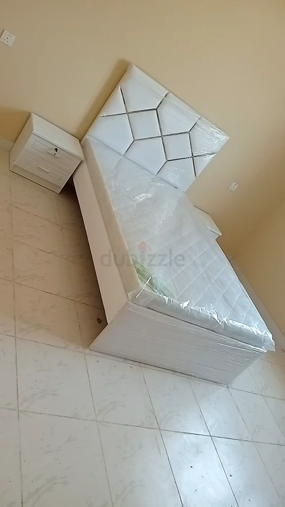 سرير مزدوج بمقاس كبير بتصميم أنيق مع مفرش طبي وجودة جيدة وسرير بمقاس فردي63179864779906111