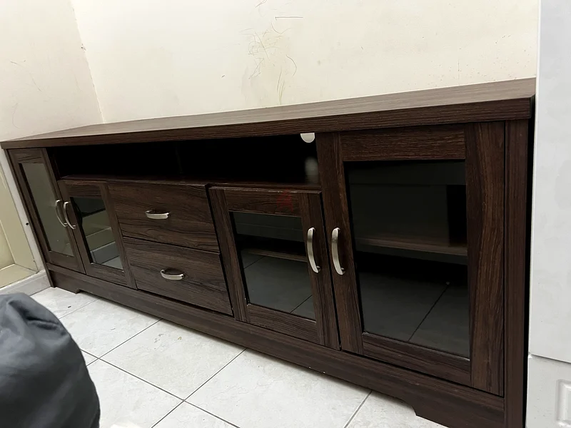 وحدة تلفاز خشبية أنيقة بأبواب زجاجية63217330211843112