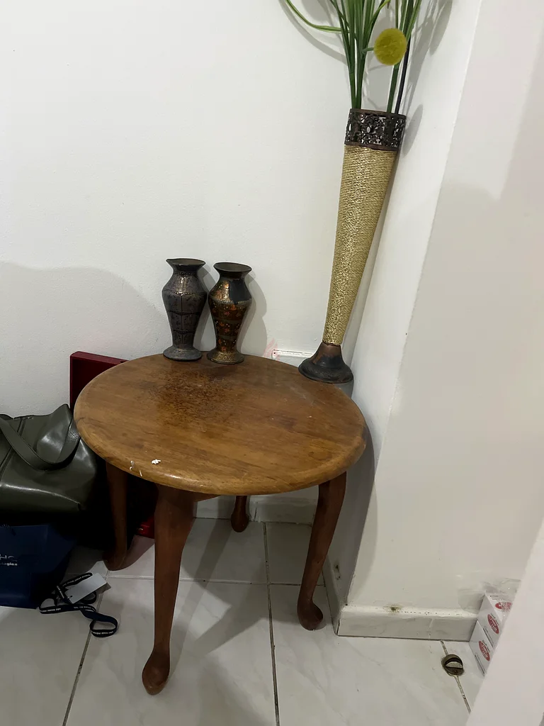 round table for sale (urgent)63216347978370110