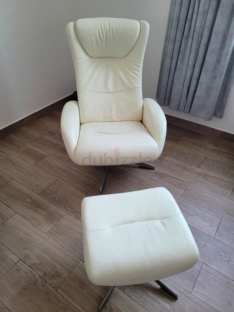 Elegant White leather Lounge Chair with footstool - Perfect for Relaxation!63180361744641111