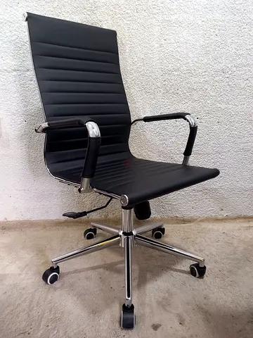 Sleek and Stylish Black Office Chair - Perfect for Any Workspace!