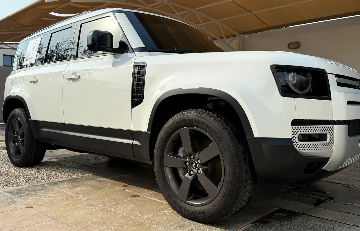 Land Rover Defender 2023 — photo 1 of 11