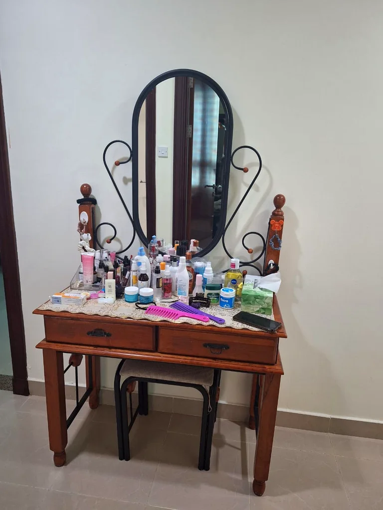 Dressing Table with Chair632193423365141110
