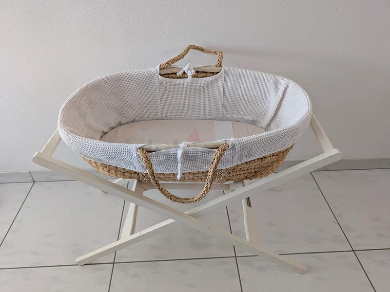 Moses basket and wooden stand comes with mattress63230708864771112