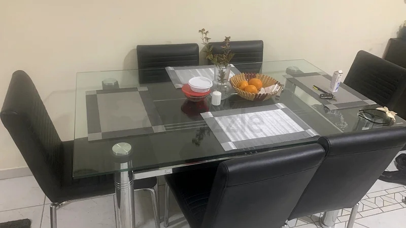 طقم طاولة طعام أنيقة من الزجاج مع 6 كراسي سوداء63179862241795112