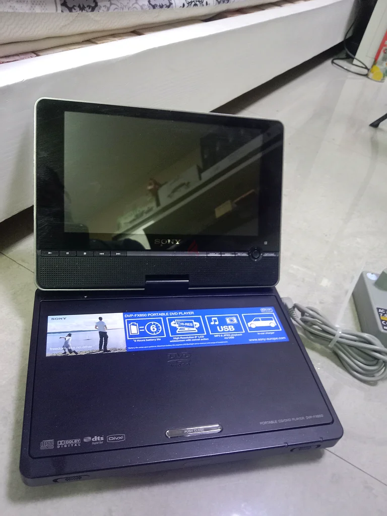 Sony portable DVd player63262932915970111
