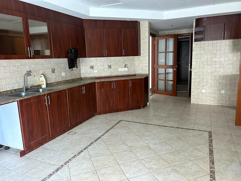 شقة واسعة مكونة من 3 غرف نوم مع موقفين للسيارات وغرفتي جلوس63773631370497114
