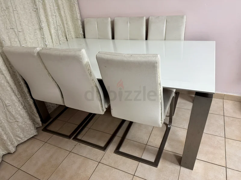 Good Condition Dining Table63217328512515114