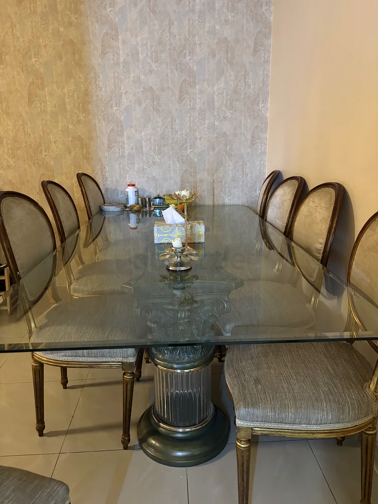 Elegant Dining Set with Stylish Chairs63216835776514111