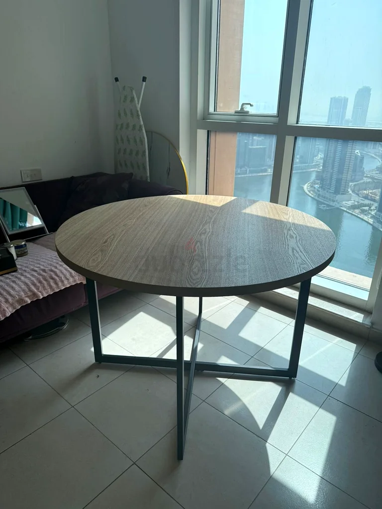 Dinner Table ane on chair63216835538561112