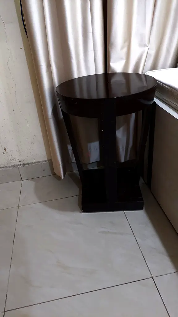 Elegant Dark brown Side Table - Perfect Addition to Your Living Space!