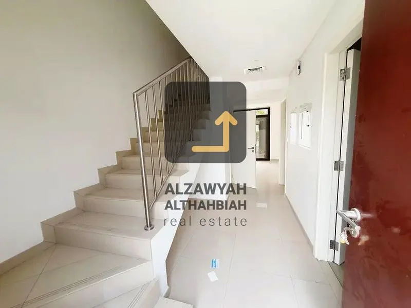 عرض كبير على تاون هاوس مكون من غرفتي نوم مع غرفة خادمة وحديقة بسعر 90 ألف63299970681601112